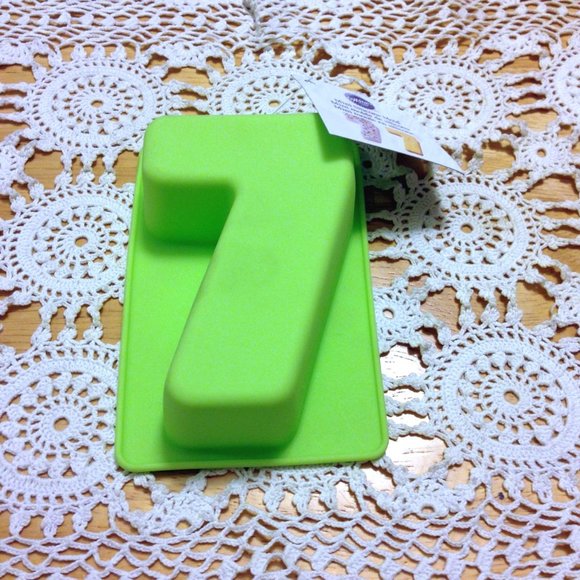 Eight new Wilton Silicone Mold Numbers Bundle - Picture 10 of 12